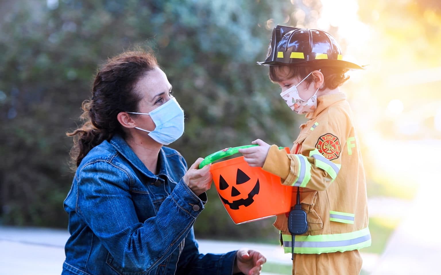 ⁂ How to safely give out candy this halloween